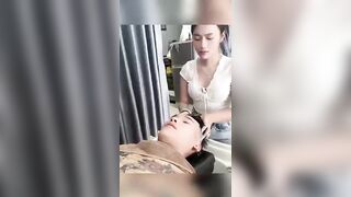 Giả vờ thái độ cuối cùng chị gái gội đầu dưỡng sinh cũng cho bóp vú.