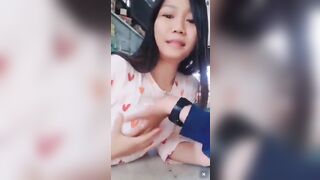 Khách hàng là thượng đế em y sĩ cho phép khách hàng bóp vú ở vầy thuốc.