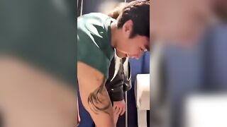Anh họ đưa em gái vào toilet đụ vội vã ko bao khi cha mẹ ra ngoài.