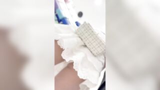 Quay lén dưới váy Gái Xinh ở TTTM quần lót trắng