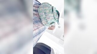 Quay lén dưới váy nữ sinh Loli mình dây kính cận ở TTtM quần lót trắng
