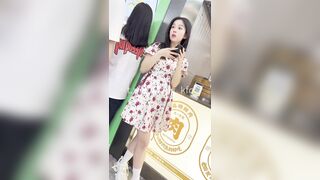 Quay lén dưới váy Gái Xinh ở TTTM quần lót màu trắng