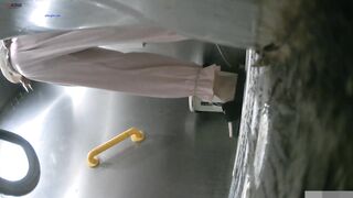 Cam kín quay lén các em teen TQ xinh đẹp đi đái trong nhà vệ sinh công cộng #28