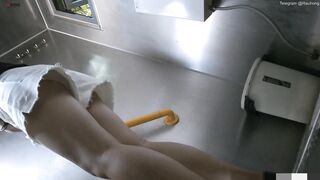 Cam kín quay lén các em teen TQ xinh đẹp đi đái trong nhà vệ sinh công cộng #35