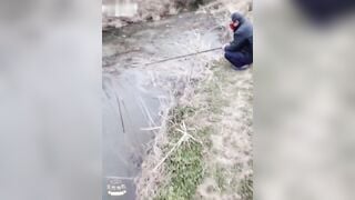 Dâm nữ ra hồ câu live show hàng gạ ông chú địt tê lồn r lấy cần câu đút vào lồn móc