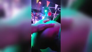 Đi bar sờ lồn bóp vú mấy em người mẫu hàng ngon