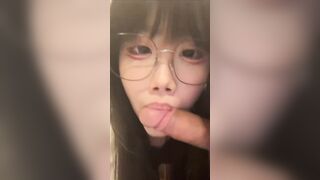 Gái xinh 2k8 đeo kinh mặt dâm bú mút con cặc dâm đãng
