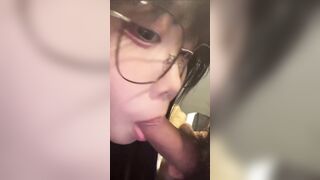 Gái xinh 2k8 đeo kinh mặt dâm bú mút con cặc dâm đãng