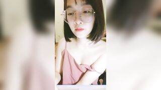 xinh xắn đáng yêu như này mà em nỡ lòng nào bán quạt vậy