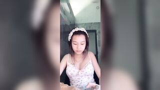 Bé Nì2k9 tập tành live app bên MMlive,mới lớn mà phát triển thật hèn chi đi bán quạt