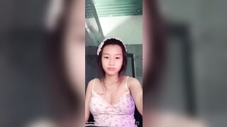 Bé Nì2k9 tập tành live app bên MMlive,mới lớn mà phát triển thật hèn chi đi bán quạt