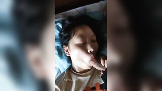con e họ đang ngủ trưa 1 mình ở nhà, nứng quá nhờ e bú cu hộ