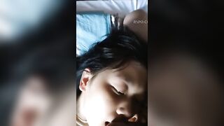 con e họ đang ngủ trưa 1 mình ở nhà, nứng quá nhờ e bú cu hộ