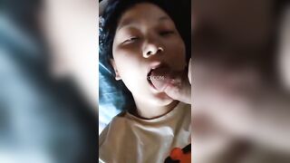 con e họ đang ngủ trưa 1 mình ở nhà, nứng quá nhờ e bú cu hộ