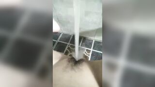 Nứng lồn mà tk ny k cho móc, đành xả nước mạnh vào mép lồn