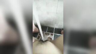Nứng lồn mà tk ny k cho móc, đành xả nước mạnh vào mép lồn