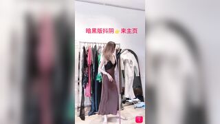 Gái xinh Loli mình dây Bán quần áo, Lộ Núm Vú Trước Gương nứng vcl
