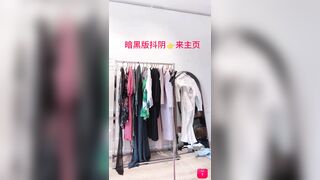 Gái xinh Loli mình dây Bán quần áo, Lộ Núm Vú Trước Gương nứng vcl