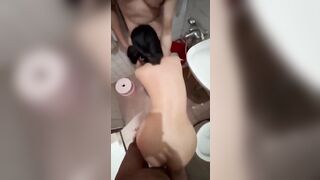 Cùng thằng bạn some em ghệ dâm trong nhà tắm vừa đụ vừa bú cu