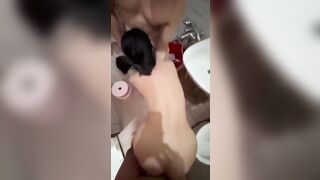 Cùng thằng bạn some em ghệ dâm trong nhà tắm vừa đụ vừa bú cu