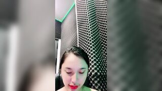 bé tay vịn ế khách lên live khoe hàng để kiếm khách đến chơi
