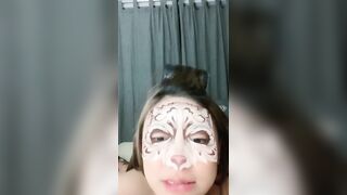 Gái dâm sang phòng con bạn thân khoe vú lồn trên live siêu dâm