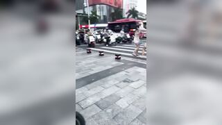 Đánh ghen giữa phố, 2 gái xinh Xé váy Lộ Lồn ngay ngã 4