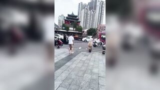 Đánh ghen giữa phố, 2 gái xinh Xé váy Lộ Lồn ngay ngã 4