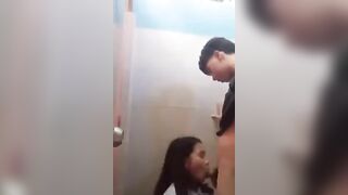 Mấy em c3 manh động vl,rủ nhau địt quay clip ngay WC nữ trường giờ ra chơi