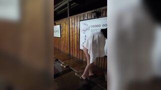 Đi dạo đêm trong spa resort, nằm nude bên cạnh người lạ
