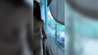 Khoả thân đi dạo trong công viên cũ, cứ sợ người ta thấy