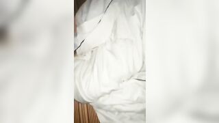Nhân lúc mẹ kế say rượu thằng con lẻn vào mò lồn rồi địt xuất tràn bướm mẹ full