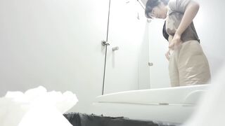 CẬN CẢNH QUAY LÉN BÍM KHÔNG LÔNG ĐI TIỂU