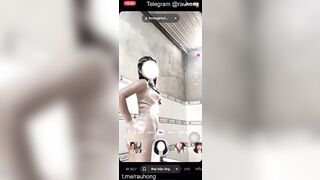 Đi tắm cũng phải hầu cho thằng người yêu xem