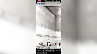 Đi tắm cũng phải hầu cho thằng người yêu xem