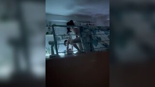 thằng bạn dẫn gái về địt trên gác mà nó không rủ mình lên địt