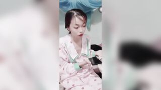 Yến Nhi lộ hàng khi live bán hàng