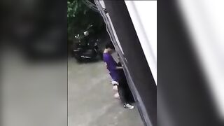 Cặp đôi hs bị quay trúng đang học sinh lí bên hong trường