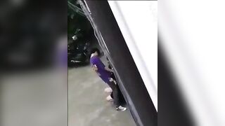 Cặp đôi hs bị quay trúng đang học sinh lí bên hong trường