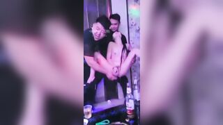 2 thg béo, Nhét chai bia vào Lồn KTV Ở bar chảy nước Đái Ướt hết sàn