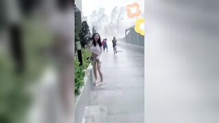 Bão, Gió Thổi Tốc Váy Gái Xinh Còn Đúng Cái Quần Lót Dâm Kích thích vl