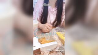 Sang nhà c hàng xóm chơi,chỉ vs vài bịch đồ ăn mà gạ đc c vào phòng đụ sướng cặc