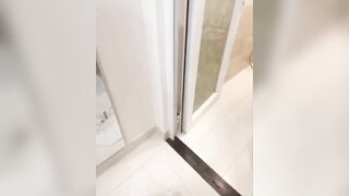 Chị dâu đang sôi gương em trai lại đưa cu vào mặt chị bú luôn
