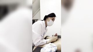 đi khám cu được em y tá sục cu kiểm tra
