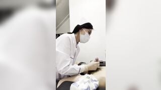 đi khám cu được em y tá sục cu kiểm tra