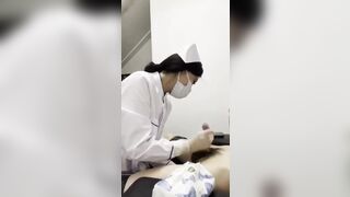 đi khám cu được em y tá sục cu kiểm tra