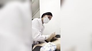 đi khám cu được em y tá sục cu kiểm tra