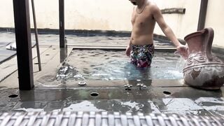 Hai em gái xinh đi tắm khoả thân public còn cho người lạ sờ đít massage