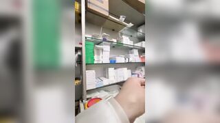Em gái xinh đẹp đi tiêm thuốc bệnh viện bị bác sĩ dâm đãng lén quay video lại.