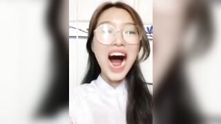 Phương Chi 2k8 gái xinh kính cận dâm vào nhà tắm móc lồn khẩu dâm